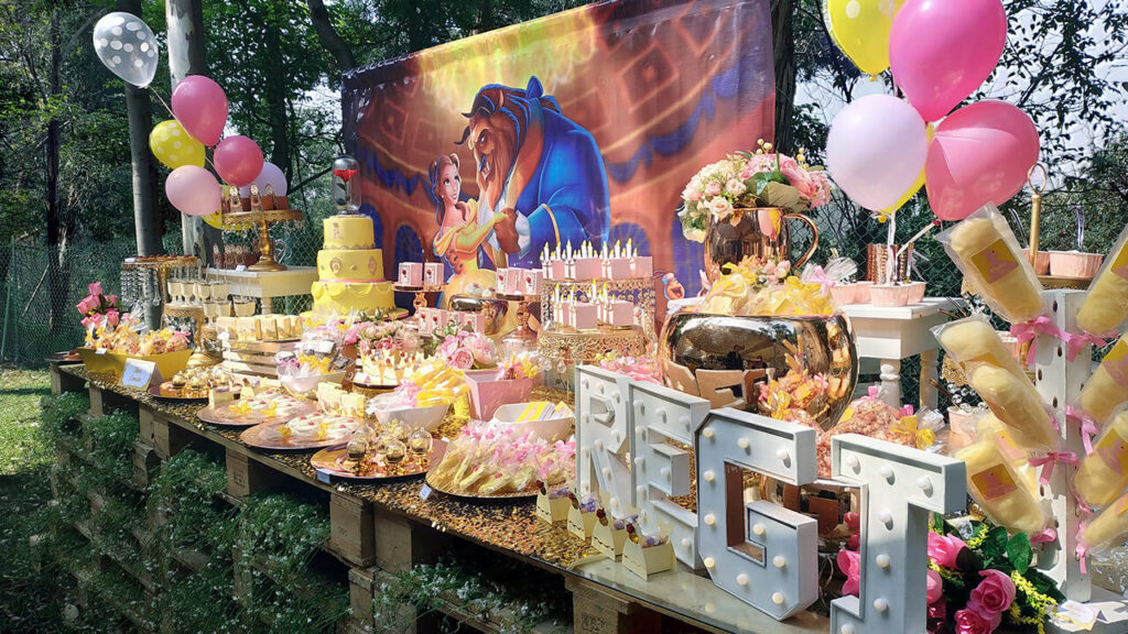 Mesa de Dulces La Bella y La Bestia XV Años Quince Años Regina Angelitas